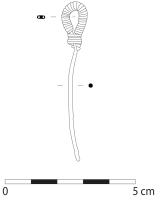 EPG-8006 - Épingle à tête formant anneaubronzeTPQ : 1400 - TAQ : 1600La tête de cette épingle est constituée par une portion de la tige formant un anneau dont l'extrémité vient se positionner le long de la hampe. Un fil enserre la hampe et son extrémité et assure la fermeture de l'anneau. 