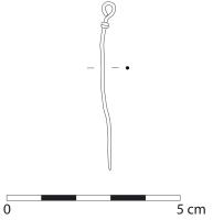 EPG-8007 - Épingle à tête formant crochetbronzeTPQ : 1500 - TAQ : 2000La tige est terminée par un crochet plus ou moins fermé. L'exemple de la rue Banasterie se distingue par un fil de plus faible diamètre enroulé sous la tête.