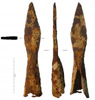 EPI-5001 - Epieu (?)
fer
Armature d'épieu, constituée d'un fer à douille, relativement long (> 20 cm), à flamme losangique ou foliacée, sans tranchants latéraux (section épaisse sur toute la longueur) ; la douille, très large, peut être ouverte.