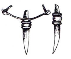 EPR-3009 - Eperon
bronze
Eperon à branches très couvertes et courtes, fixées à la botte par de longs clous. Au centre, très longue pointe rapportée, avec des moulures à la base.