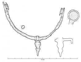EPR-4005 - Éperon de type Leuna
bronze
Eperon en demi-cercle, tige de section ronde ou semi-ovalaire ; pointe rivetée et moulurée à la base, avec un crochet latéral permettant d'assurer une troisième fixation sur la chaussure ; attaches sous la forme de rivets circulaires sur la face interne des branches.