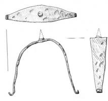 EPR-5005 - Éperon
fer
Eperon en arceau, attaches en crochets vers l'extérieur ; la tige forme une bande élargie dans sa partie centrale pour accueillir la pointe, rivetée.