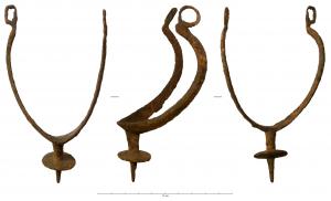 EPR-9017 - Eperon à disque
fer
Eperon à longues branches terminée par des bélières rectangulaires; pointe longue interrompu par un disque.