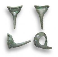 ERC-9001 - Ergot de coq de combat
bronze
Ergot destiné à être fixé sur la patte d'un coq de combat : sorte de douille conique, percé de trous pour un laçage, avec à l'arrière une solide pointe acérée.