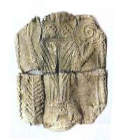 ESP-7028 - Enseigne de pèlerinage : saint Gilles
plomb
Grande enseigne rectangulaire allongée, figurant saint Gilles debout, de face, tenant la crosse abbatiale; à sa gauche, un animal dressé : la biche venue de réfugier dans sa grotte; à sa droite, palme.