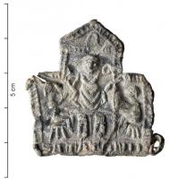 ESP-7039 - Enseigne de pèlerinage : saint Antoine de Montmajour
plomb
Enseigne de forme architecturale, avec une nef haute et deux bas-côtés ; le saint abbé est assis au centre, sa crosse tourné vers l'intérieur; à ses côtés, un malade et un infirme assis; dessous, inscription SA(nc)T(i)A(n)TONI.