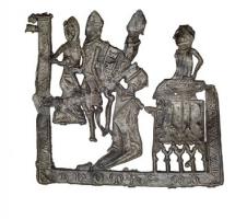 ESP-8002 - Enseigne de pèlerinage : Canterbury, saint Thomas BecketplombTPQ : 1300 - TAQ : 1485Enseigne complexe, de forme quadrangulaire, illustrant le martyre de saint Thomas Becket à la cathédrale de Canterbury (inscription à la base : THOMAS MA[rtyr]). A genoux devant un autel derrière lequel se tient Edward Grim, un clerc qui tenta de le sauver), Thomas Becket est attaqué par quatre chevaliers. 