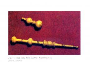 ESP-9093 - Bourdonnet
os
Batonnet en os, reproduction miniature du bâton de pélerin, el bourdon, et utilisé comme enseigne de pélerinage porté au chapeau ou sur la cape.