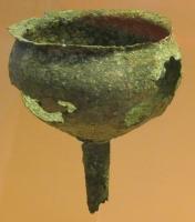 ETO-4001 - Entonnoir
bronze
Ustensile constitué d'une vasque profonde, à bord légèrement déversé, dont le fond se prolonge par un tube vertical ouvert à sa base.