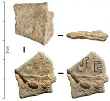 ETQ-4003 - Étiquette moulée en plomb
plomb
Etiquette (?) en tôle de plomb, rectangulaire, percée d'un trou de suspension centré à l'une de ses extrémités, portant sur plusieurs lignes superposées un texte moulé en relief ; caractères latins.