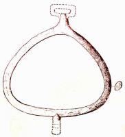 ETR-6001 - Etrier
fer
Etrier triangulaire, à angles fortement arrondis, surmonté d'une boucle de suspension rectangulaire. Sous la base, on trouve un appendice allongé, percé transversalement.