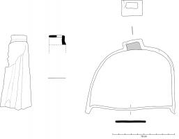 ETR-8002 - Etrier
fer
Les branches, en forme d’arceau, s'élargissent vers le plancher (48 mm) et se réduisent vers le haut de l’étrier (28 mm) où un boitier parallélépipédique abrite un pertuis rectangulaire excentré par lequel devait passer l’étrivière. Les branches de l’étrier débordent du plancher et semblent travaillées sur leur extrémité (feston?). Elles sont également décorées par des nervures. La corrosion ne permet pas de savoir si les nervures allaient jusqu'au boitier. Le plancher est de forme rectangulaire et plein.