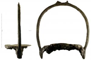 ETR-9004 - Etrier
fer
Etrier constitué d'un jonc cylindrique surmonté d'un anneau de suspension (oeil). Les deux branches en U inversé se terminent par une partie aplatie à laquelle a été ajoutée une semelle plate arrondie  pour faire l'appui (plancher).