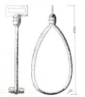 ETR-9005 - Etrier
fer
Etrier en forme de goutte, surmonté par une moulure en olive, ornée de 3 cordons perlés en aurichalque, et qui le sépare d'une boucle de suspension rectangulaire; sa base est élargie et aplatie pour faciliter l'appui du pied