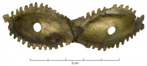 EVO-4001 - Ex-voto oculistique
bronze
Simple plaque de tôle avec la représentation au repoussé de deux yeux, éventuellement percés au centre ; le contour de la plaque peut être rectangulaire, ou suivre la forme des yeux, certains exemplaires étant dentelés sur tout le pourtour.