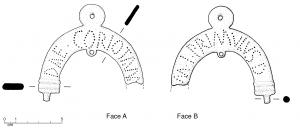 EVO-4013 - Suspension d'ex-voto
bronze
Etrier de suspension comportant une bande plate, arquée et de largeur constante, avec un œillet dans l’axe supérieur pour la suspension ; les bases (dont une seule est conservée) semblent s’être prolongées par des tiges fines. Sur chaque face de la bande arquée, inscription ponctuée.