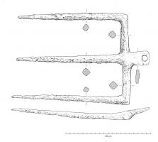 FCE-4003 - Fourche
fer
Fourche à trois dents droites et de section losangique, l'emmanchement est une simple plaque rectangulaire perforée, faiblement inclinée par rapport aux dents.