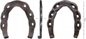 FCH-6001 - Fer à cheval type Clark 2
fer
Fer à cheval à bord ondulé, marqué par un renflement au niveau de chacune des 6 perforations destinées à recevoir un clou de type Portet 4b.
Eponges de type Portet 5d.
Les couvertures (largeur du fer entre la deuxième et troisième étampure) sont inférieures à 25 mm, ce qui permet d'alléger le fer.