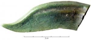 FCL-1012 - Faucille à talon
bronze
Faucille dont l'emmanchement utilisait un talon plat (ou butée), oblique par rapport à la lame ; la lame, peu arquée mais à extrémité plus ou moins recourbée, est pourvue de deux nervures, l'une le long du dos, l'autre vers le centre de la lame.