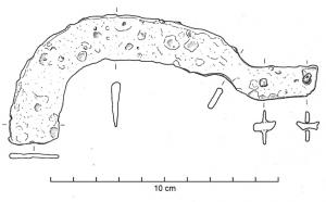 FCL-4002 - Faucille
fer
Faucille à soie plate et rivets ; lame plate (sans nervure), formant un arc de cercle qui dépasse parfois très nettement l'axe indiqué par le manche; le dessin général en arc aplati (