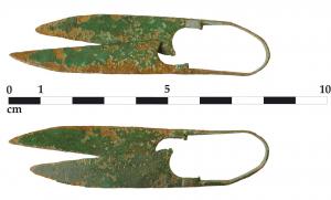 FCT-4001 - Forces de toilette
bronze
Forces en bronze à lames triangulaires (fil rectiligne, dos courbe et talon concave) réunies par un ressort en U.