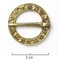 FER-6002 - Fermail inscrit
or
Anneau plat, avec une encoche dans laquelle pivote un ardillon transversal mobile ; longue inscription en lettres gothiques.