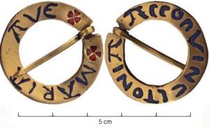 FER-7001 - Fermail inscritorTPQ : 1200 - TAQ : 1400Anneau plat, avec une encoche pour l'ardillon ; sur les deux faces, inscriptions en émail bleu :
AVE MARIA ( encadré de deux croix en émail rouge de part et d'autre de l'encoche ) et AMOR VINCIT O[m]NIA.