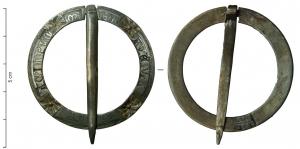 FER-7019 - Fermail inscrit
argent
Objet plat, en forme de couronne ouverte, avec un étranglement destiné à l'ardillon libre; précédée ou interrompue par des motifs floraux, inscription en lettres gothiques, parrfois niellée et/ou bordée de deux lignes incisées le long des bords ; guillochis sur le pourtour externe ; revers lisse ou avec un décor géométrique incisé.
