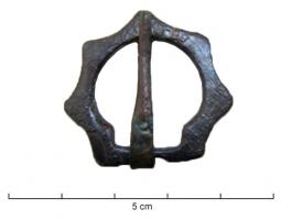 FER-7027 - Fermail hexagonal
bronze
Fermail hexagonal (côtés légèrement concaves), orné d'encoches transversales; un côté est aminci pour l'articulation de l'ardillon.