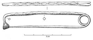 FIB-1102 - Fibule en archet de violon
bronze
Arc filiforme très tendu (arc et ardillon parallèles), de section carrée sur pointe, avec un décor poinçonné sur les deux faces externes; ressort unilatéral à une spire ; la tête forme un angle droit et le porte-ardillon est constitué d'un simple écrasement, formant la gouttière.