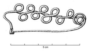 FIB-1108 - Fibule en archet de violon
bronze
Fibule à arc filiforme et tendu, asymétrique (pied plus haut que le ressort) ; l'arc filiforme dessine une série de volutes alternées; ressort unilatéral à 1 large spire.