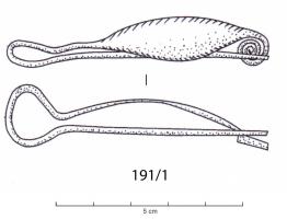 FIB-1144 - Fibule à arc foliacé et porte-ardillon spiralé
bronze
Fibule sans ressort, l'arc se prolongeant simplement par l'ardillon en formant une sorte d'arc outrepassé; l'arc est plat, foliacé et tendu, avec un décor d'incisions parallèles obliques sur le porteur; porte-ardillon constitué d'une simple spirale, tordue dans le plan de l'arc.
