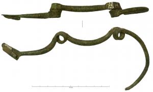 FIB-2009 - Fibule serpentiforme à arc filiforme
bronze
Fibule constituée d'un simple fil de bronze (section ronde), deux spires sur l'arc, martelées (section rectangulaire) délimitant une zone à peine renflée, quelquefois avec un décor d'incisions transversales, ou en chevrons.