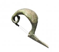 FIB-2562 - Fibule a navicella
bronze
Fibule à arc cintré renflé, ouvert par dessous (en forme de