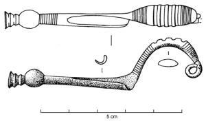 FIB-2578 - Fibule à encoches (corail ?)bronzeTPQ : -525 - TAQ : -475Fibule à corps cintré renflé (en forme de 