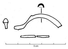 FIB-2652 - Fibule type Golfe du Lion, Tendille 5a/bbronzeTPQ : -550 - TAQ : -475Fibule de type Golfe du Lion (soit à pied redressé et bouton conique), avec un arc de section bombée, creuse en-dessous, et un ressort de type inconnu (long ou court).