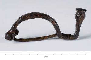 FIB-2668 - Fibule à pied redresséferTPQ : -500 - TAQ : -400Fibule en arc de cercle, le porte-ardillon en gouttière est suivi d'un pied redressé, terminé par un bouton en tête de pavot ou 