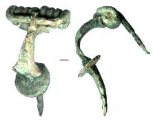 FIB-3005 - Fibule de type Kragenfibel
bronze
TPQ : -75 - TAQ : -40
Fibule composite, à corde externe, griffe et plaquettes, arc le plus souvent triangulaire (parfois à angles adoucis) interrompu par un disque perpendiculaire serti, pied allongé et porte-ardillon allongé.