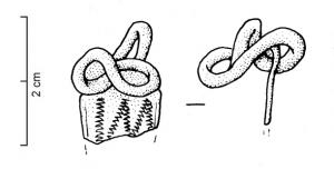 FIB-3057 - Fibule de Nauheim 5a43
bronze
TPQ : -120 - TAQ : -50
Ressort à 4 spires et corde interne ; arc plat, triangulaire et tendu ; porte-ardillon trapézoïdal ajouré ; arc orné de trois lignes longitudinales