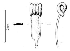 FIB-3083 - Fibule de Nauheim 5c15
bronze
TPQ : -120 - TAQ : -50
Ressort à 4 spires et corde interne ; arc plat, triangulaire et tendu ; porte-ardillon trapézoïdal ajouré ; arc à bords parallèles dans sa partie supérieure, à bords relevés et section triangulaire avec une arête médiane; rétrécissement brutal avant le pied très étroit.