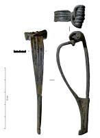 FIB-31026 - Fibule à arc tendu
bronze
TPQ : -80 - TAQ : -40
Fibule à arc tendu, de section plate et moulurée, avec une côte centrale guillochée ; ressort à 8 spires, corde enroulée autour de la tête de l'arc. Pied rectangualire plein et allongé, treminé par un petit bouton redressé.