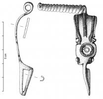 FIB-3137 - Fibule de type Cenisola, var. Vill
bronze
TPQ : -150 - TAQ : -75
Fibule à arc triangulaire tendu, interrompu par un disque à décor concentrique, au-dessus, décor d'échelles estampées; porte-ardillon trapézoïdal ajouré; ressort très long (en arbalète, plus de 20 spires) , corde sans doute externe. Fibules de grande taille, décor très soigné encadrant souvent le disque central.