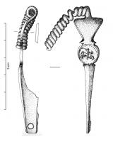 FIB-3138 - Fibule de type Cenisola, var. Reitia
bronze
TPQ : -150 - TAQ : -75
Fibule à arc triangulaire tendu, interrompu par un disque à décor moulé ; porte-ardillon trapézoïdal percé d'un trou ; ressort très long (en arbalète, plus de 20 spires), corde sans doute externe.