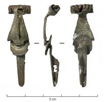 FIB-3157 - Fibule type Kragenfibel
argent
TPQ : -40 - TAQ : -20
Fibule à arc lancéolé, orné de filets latéraux et d'une bande guillochée médiane, interrompu par un disque transversal et prolongé par un pied étroit reprenant le même motif décoratif ; ressort à 6 spires, protégé par des plaquettes, corde externe retenue par une griffe.
