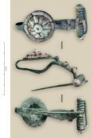 FIB-3511 - Fibule laténienne de type Münsingen
bronze
TPQ : -300 - TAQ : -250
Fibule à arc plat, foliacé, de section plate ou épaisse, dans ce cas souvent barré d'encoches pour ornements rivetés en corail ; ressort à 6 ou 8 spires, corde externe ; le pied replié en direction de l'arc se termine par un disque et un bouton ; le disque présente une bossette centrale, perforée pour la fixation d'un décor en bâtonnets de corail rivetés.