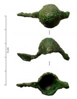 FIB-3527 - Fibule à timbale conique
bronze
TPQ : -500 - TAQ : -400
Fibule généralement de petite taille, dont la timbale occupe la totalité de l'arc ; le ressort en arbalète peut-être deux ou trois fois plus long que l'arc.