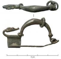 FIB-3814 - Fibule à pied redressé zoomorphe
argent
TPQ : -475 - TAQ : -300
Fibule à arc cintré renflé et massif, pied redressé vers l'arc avec une terminaison zoomorphe (tête de canidé ?); porte ardillon rectangulaire, gravé d'un décor géométrique sur les deux faces. Ressort bilatéral à corde externe basse.