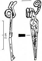 FIB-3816 - Fibule de Nauheim, type F.5a
fer
TPQ : -120 - TAQ : -50
Fibule à arc plat, triangulaire et tendu (les décors incisés sont fréquents mais rarement lisibles) ; porte-ardillon trapèzoïdal ajouré ; ressort bilatéral à 4 spires et corde interne.