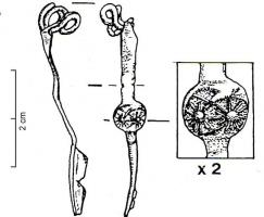 FIB-3818 - Fibule de type Cenisola, var. Gironville
bronze
TPQ : -50 - TAQ : -20
Ressort à 4 spires et corde interne ; arc triangulaire étroit, tendu. Le centre de l'arc présente un médaillon, où figurent en relief, 2 astres rayonnants.