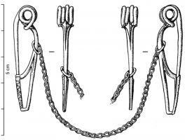 FIB-3858 - Fibule de type Lauterach
argent
TPQ : -75 - TAQ : -50
Fibule reproduisant le schéma d'une fibule de Nauheim (arc très tendu, élargi vers la tête et avec des incisions latérales), ressort bilatéral à 4 spires et corde interne, mais avec une section en 8 au-dessus du pied comme pour reproduire une construction bifide ; porte-ardillon trapézoïdal ajouré.